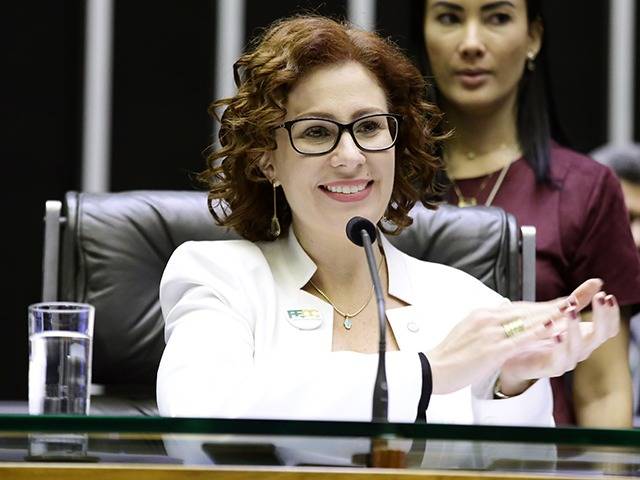 Deputada Federal que é contra obrigatoriedade da vacina quer obrigar retorno às aulas